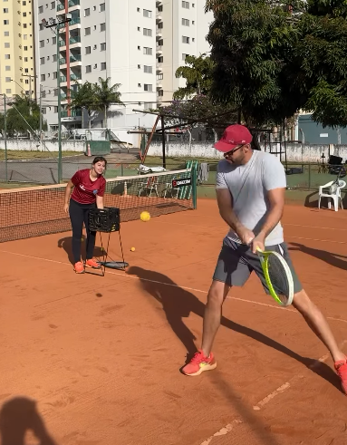 Jogador de boné vermelho treinando na Play Anápolis