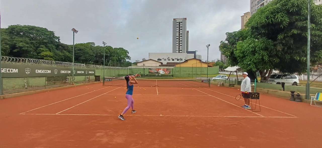 Quadra de saibro da Play Anápolis durante uma aula